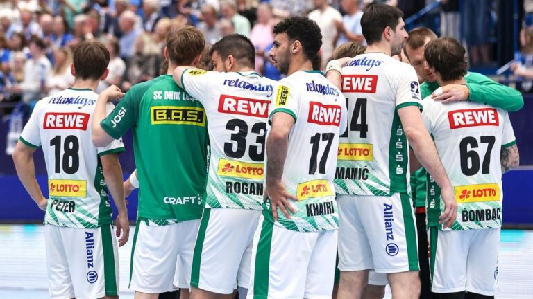 Enttäuschte Handball-Spieler des SC DHfK Leipzig auf dem Spielfeld