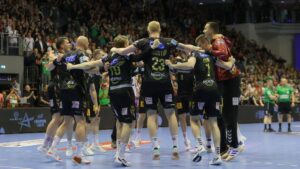 Ein Handballspieler des SC Magdeburg wirft beim Final4 der Champions League in der Kölner Lanxess Arena auf das Tor.