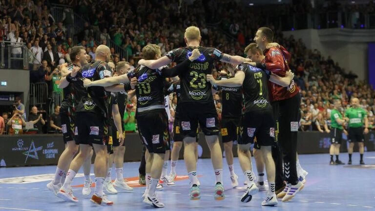 Ein Handballspieler des SC Magdeburg wirft beim Final4 der Champions League in der Kölner Lanxess Arena auf das Tor.