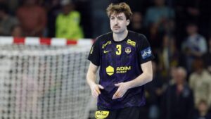 Handballspieler Thibaud Briet wirft im Trikot der französischen Nationalmannschaft auf das Tor