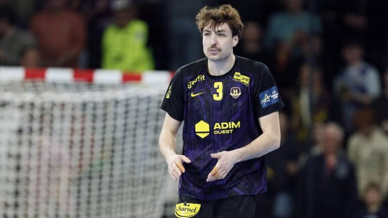 Handballspieler Thibaud Briet wirft im Trikot der französischen Nationalmannschaft auf das Tor