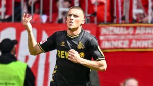 Said El Mala im Trikot des 1. FC Köln schaut fokussiert auf das Spielfeld