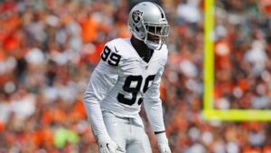 Aldon Smith im Trikot der San Francisco 49ers während eines NFL-Spiels auf dem Rasen