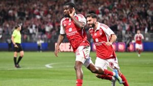 Junior Dina Ebimbe im Trikot von Eintracht Frankfurt am Ball