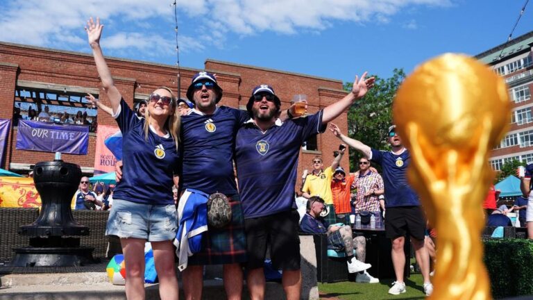 Feiernde schottische Fußballfans in Schottenröcken auf den Straßen von Boston