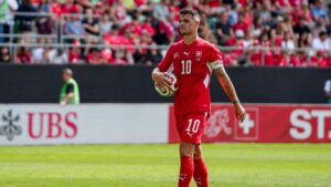 Schweizer Nationalspieler im roten Trikot am Ball während eines WM-Spiels