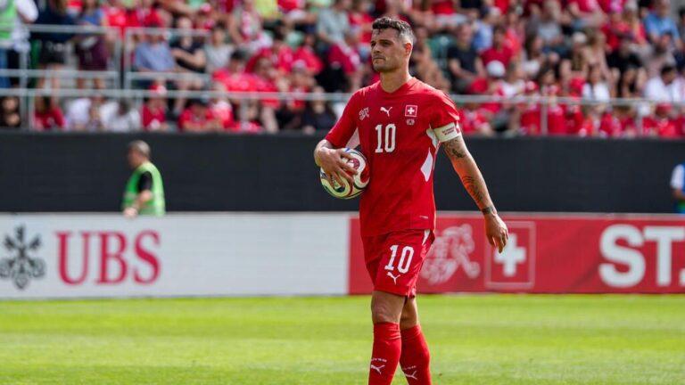Schweizer Nationalspieler im roten Trikot am Ball während eines WM-Spiels