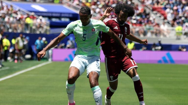 Enttäuschte Schweizer Nationalspieler und ein jubelndes Team aus Katar nach dem 1:1-Unentschieden beim WM-Auftakt.