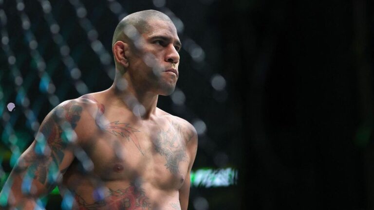 UFC-Kämpfer Alex Pereira bei einer Pressekonferenz, im Hintergrund das Weiße Haus