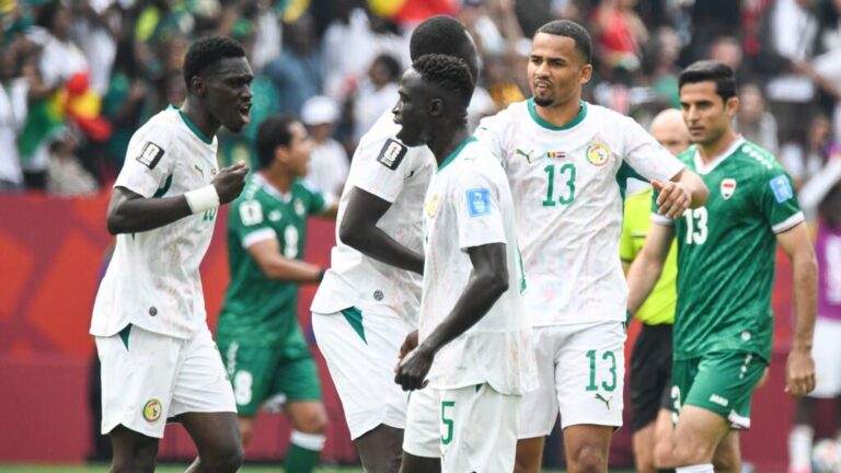 Jubelnde senegalesische Spieler um Sadio Mane und Pape Gueye nach dem 5:0-Sieg gegen den Irak bei der Weltmeisterschaft.