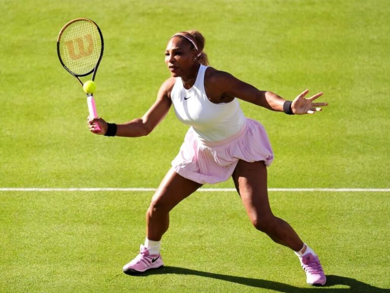 Serena Williams auf dem Tennisplatz bei ihrem Doppel-Comeback in London