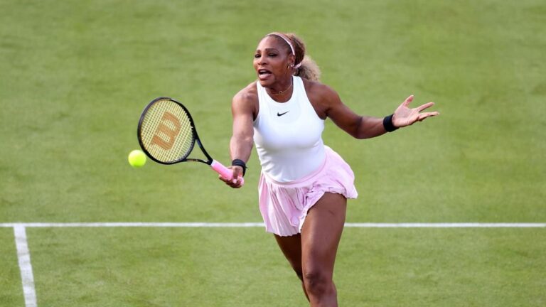 Serena Williams lächelt und klatscht mit ihrer Doppelpartnerin Victoria Mboko auf dem Rasenplatz im Queen's Club ab.