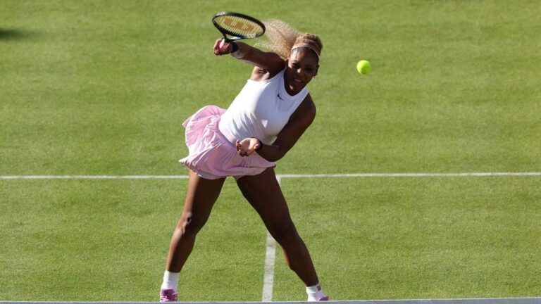 Serena Williams im Tennis-Outfit beim Aufschlag auf einem Rasenplatz während eines WTA-Turniers