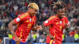 Lamine Yamal und Nico Williams lächelnd im Training der spanischen Nationalmannschaft