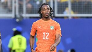 Elye Wahi im Trikot der ivorischen Nationalmannschaft mit ernstem Blick auf dem Spielfeld