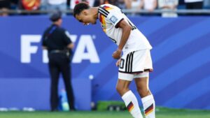 Ein nachdenklicher Jamal Musiala im Trikot der deutschen Nationalmannschaft