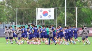 Heung-min Son und Spieler der südkoreanischen Nationalmannschaft beim Aufwärmen während eines WM-Trainings.