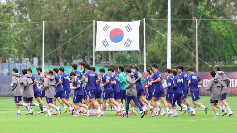 Heung-min Son und Spieler der südkoreanischen Nationalmannschaft beim Aufwärmen während eines WM-Trainings.