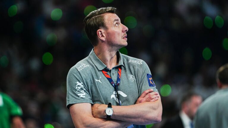 THW-Kiel-Trainer Filip Jicha steht mit nachdenklichem Blick am Spielfeldrand