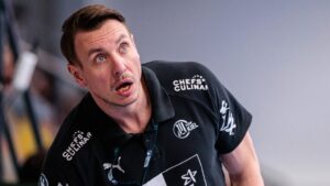 THW-Kiel-Trainer Filip Jicha steht nachdenklich am Spielfeldrand