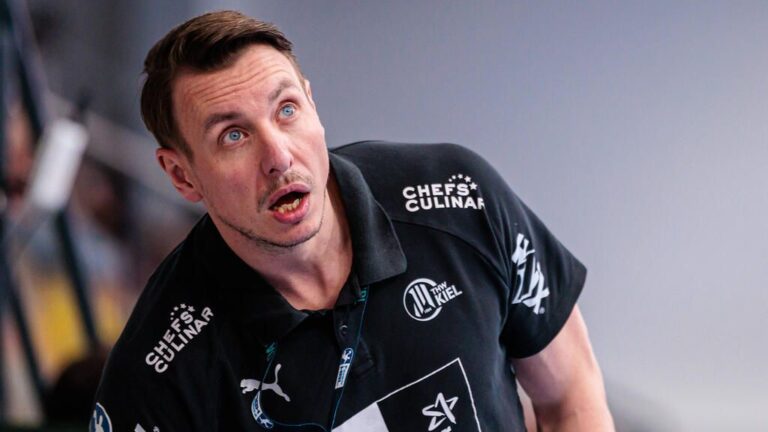 THW-Kiel-Trainer Filip Jicha steht nachdenklich am Spielfeldrand