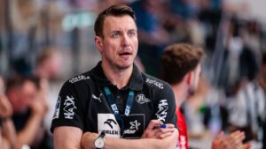 Der scheidende Kiel-Trainer Filip Jicha steht mit ernstem Blick am Spielfeldrand der Handball-Bundesliga.
