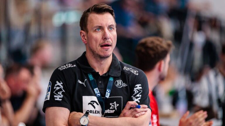 Der scheidende Kiel-Trainer Filip Jicha steht mit ernstem Blick am Spielfeldrand der Handball-Bundesliga.