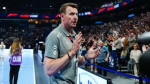 Der enttäuschte Ex-Trainer Filip Jicha steht an der Seitenlinie des THW Kiel.