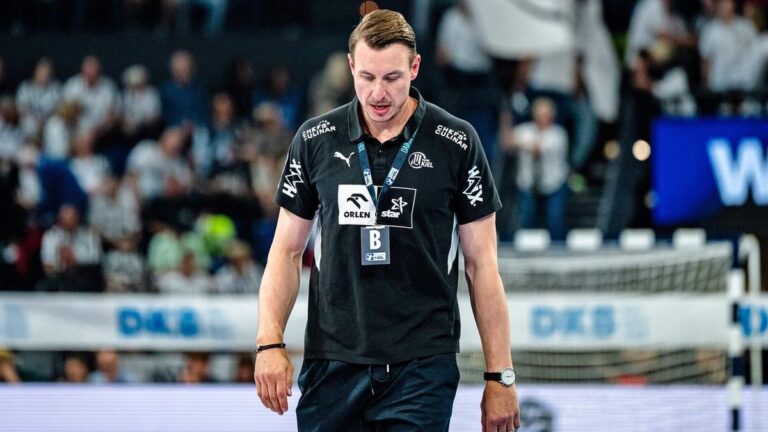 Enttäuschter Handballspieler des THW Kiel mit gesenktem Kopf auf dem Spielfeld