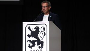 Enttäuschte Spieler des TSV 1860 München mit gesenkten Köpfen auf dem Rasen vor der Fankurve im Grünwalder Stadion