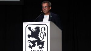 Präsident Gernot Mang spricht entschlossen auf der Mitgliederversammlung des TSV 1860 München