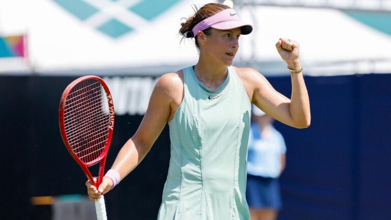 Tatjana Maria spielt eine Rückhand auf dem Rasenplatz beim WTA-Turnier in Eastbourne