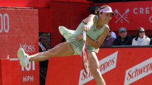 Tennisspielerin Tatjana Maria konzentriert beim Aufschlag auf dem Rasenplatz des Londoner Queen's Club