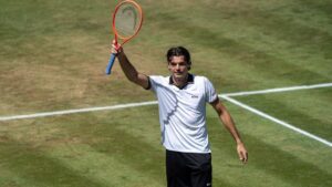 Taylor Fritz jubelt nach seinem Halbfinalsieg beim ATP-Turnier in Stuttgart auf dem Rasen