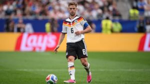 Joshua Kimmich im Trikot der deutschen Nationalmannschaft gibt auf dem Spielfeld Anweisungen
