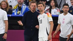 Thomas Müller und Julian Nagelsmann im Gespräch beim Training der deutschen Nationalmannschaft.