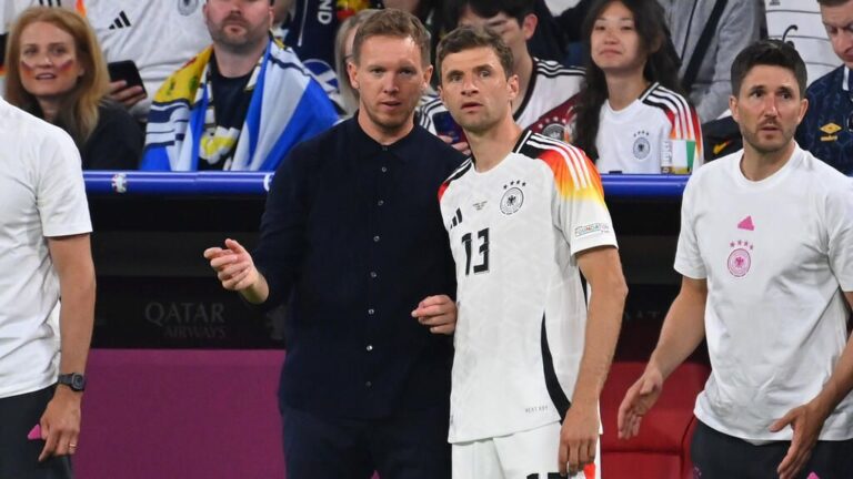 Thomas Müller und Julian Nagelsmann im Gespräch beim Training der deutschen Nationalmannschaft.