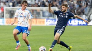 Thomas Müller im Trikot der Vancouver Whitecaps klatscht fokussiert auf dem Spielfeld in die Hände