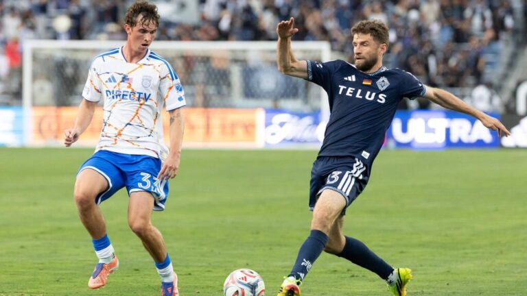 Thomas Müller im Trikot der Vancouver Whitecaps klatscht fokussiert auf dem Spielfeld in die Hände