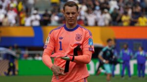 Manuel Neuer gestikuliert enttäuscht im Trikot der deutschen Nationalmannschaft während der WM.
