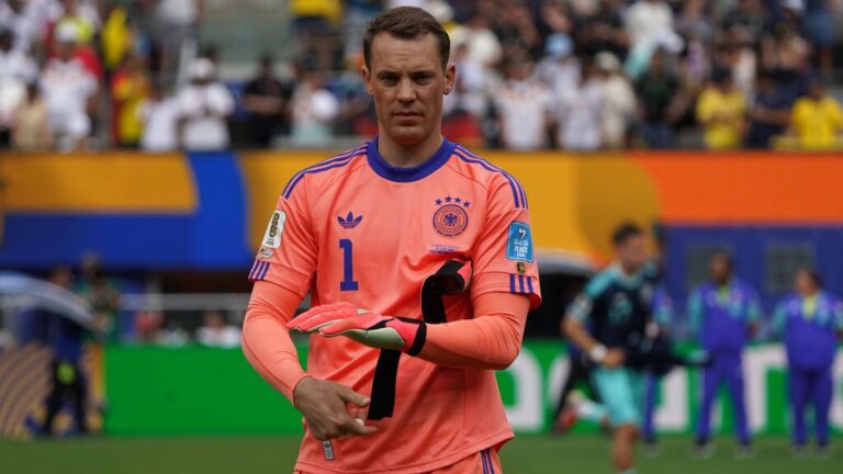 Manuel Neuer gestikuliert enttäuscht im Trikot der deutschen Nationalmannschaft während der WM.