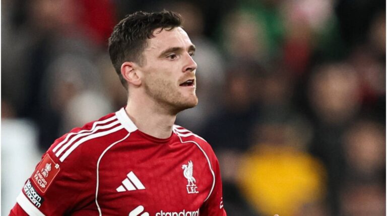Linksverteidiger Andrew Robertson am Ball in der Premier League
