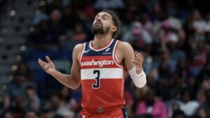 Trae Young im Trikot der Washington Wizards beim Dribbling auf dem Basketballfeld
