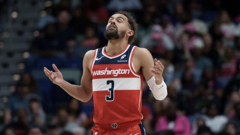 Trae Young im Trikot der Washington Wizards beim Dribbling auf dem Basketballfeld