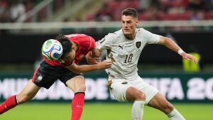 Patrik Schick im Trikot der tschechischen Nationalmannschaft blickt enttäuscht über das Spielfeld