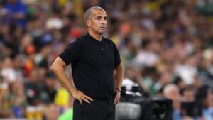 Der enttäuschte Ex-Trainer Sabri Lamouchi am Spielfeldrand nach der tunesischen Niederlage gegen Schweden.