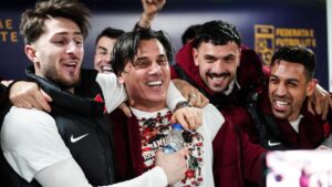 Hakan Calhanoglu und Arda Güler jubeln mit Trainer Vincenzo Montella im Trikot der türkischen Nationalmannschaft.