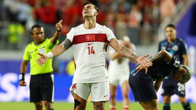 Enttäuschte türkische Spieler nach dem WM-Aus gegen Paraguay