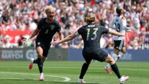US-Nationaltrainer Mauricio Pochettino gibt motivierend Anweisungen an seine Spieler am Spielfeldrand.