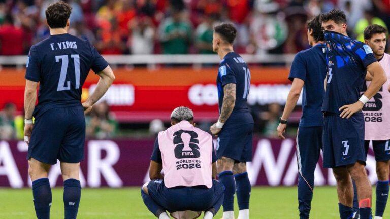 Enttäuschter uruguayischer Nationalspieler auf dem Spielfeld bei der WM 2026 nach dem Ausscheiden.